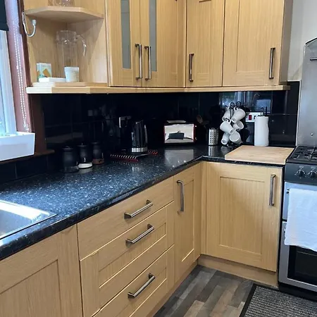 4 Bed Near Airport *