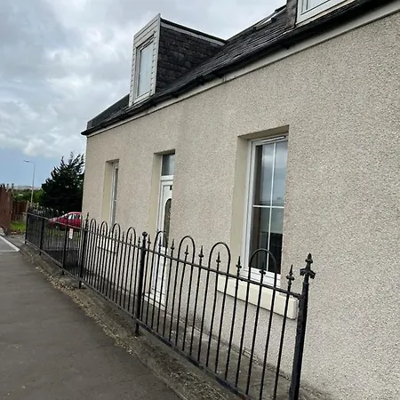 4 Bed Near Airport * إدنبرة