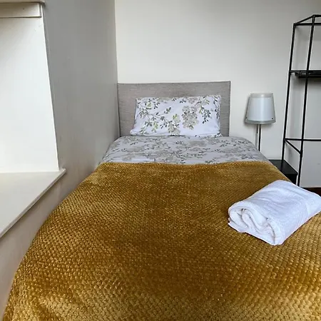 4 Bed Near Airport