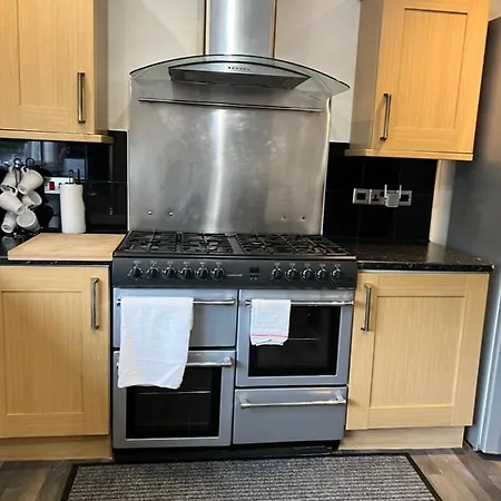 4 Bed Near Airport إدنبرة