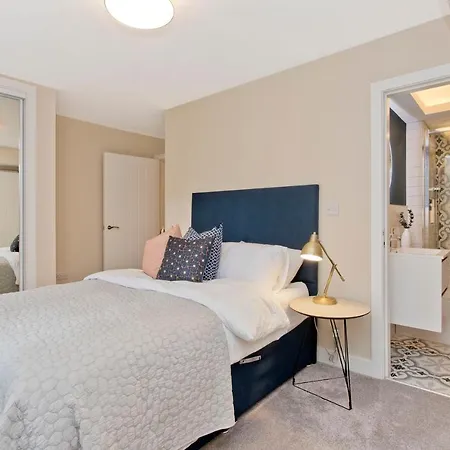 Modern Centre 2 Bedroom 2 Bathroom Apartments, Main Door Ground With Private Parking Daire Edinburgh