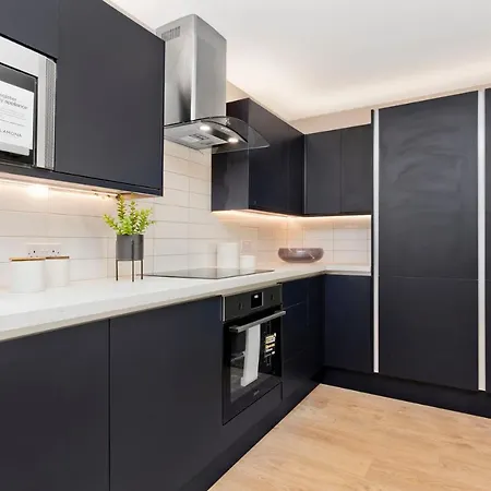 Modern Centre 2 Bedroom 2 Bathroom Apartments, Main Door Ground With Private Parking 에든버러