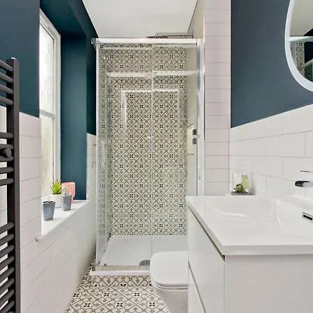 Modern Centre 2 Bedroom 2 Bathroom Apartments, Main Door Ground With Private Parking Lägenhet