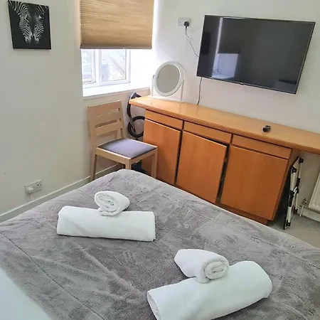 Spacious 3 Bed City Centre Apartment *