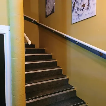 The - No 8 * Édimbourg