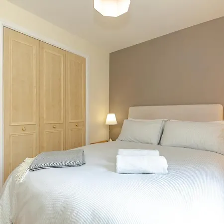 Dicksonfield Quiet Central Family With Parking *