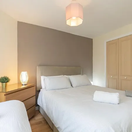 Dicksonfield Quiet Central Family With Parking Apartamento