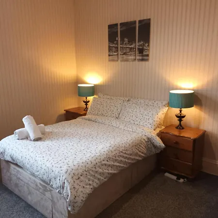 Apartment Victorian 3 Bedroom With Free Parking And Private Garden *