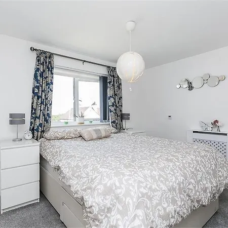 Dreghorn House 5 Bedrooms,9 Beds,3 Toilets 2 Showers,1 Bath,2 Reception Free Parking 233 Mbp Wifi Vakantiehuis *