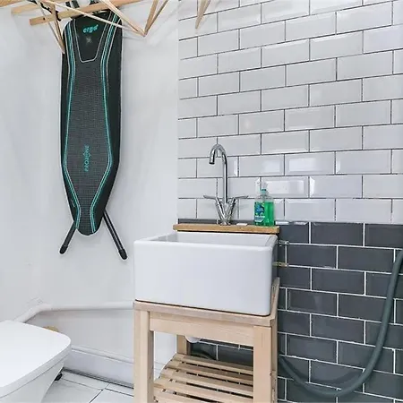 Dreghorn House 5 B-rooms 9 Beds 3 Toilets 2 Showers,1 Bath 2 Receiption Secure Free Parking 233 Wifi *