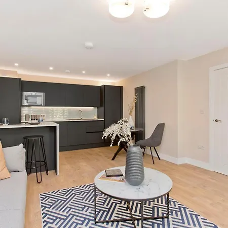 Modern Centre 2 Bedroom 2 Bathroom Apartments, Main Door Ground With Private Parking Edinburg