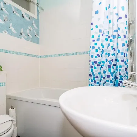 Superb 1 Bed Flat In Traditional Victorian Building - Pass The Keys Edinburgh