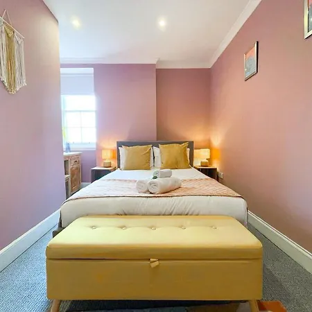 Lively & Energetic 2br On The Royal Mile