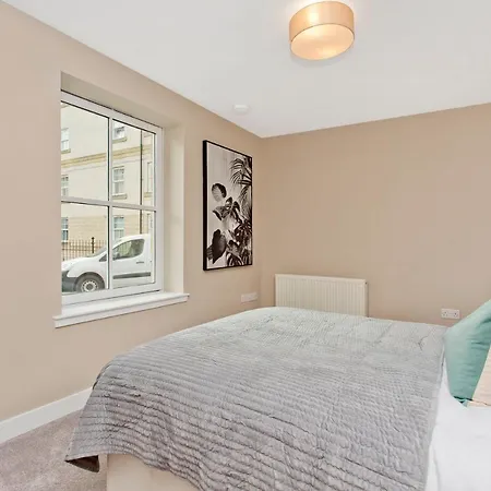 Modern Centre 2 Bedroom 2 Bathroom Apartments, Main Door Ground With Private Parking 에든버러