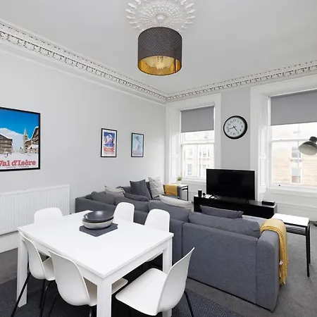 Central Edinburgh 4-Bed Flat By Princes Street