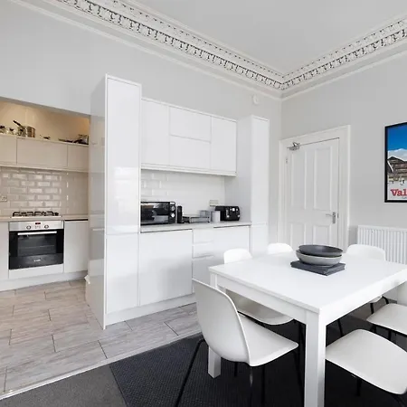 Апартаменты Central Edinburgh 4-Bed Flat By Princes Street