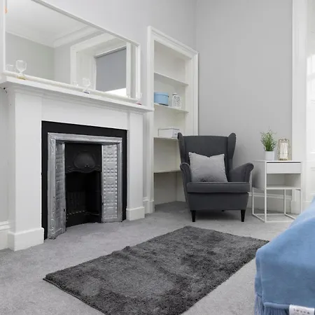 4-bed Flat By Princes Street Apartment