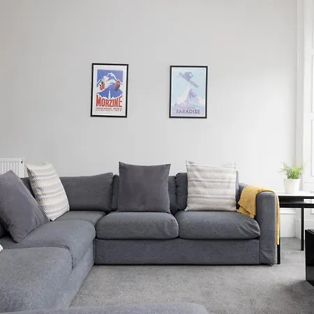 4-bed Flat By Princes Street