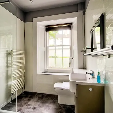 Bright And Airy 3 Bedroom Traditional In Stockbridge *