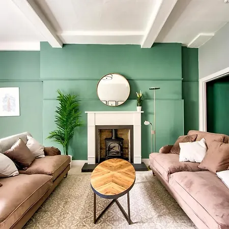 Bright And Airy 3 Bedroom Traditional In Stockbridge 公寓