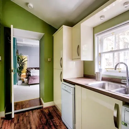 Bright And Airy 3 Bedroom Traditional In Stockbridge 爱丁堡