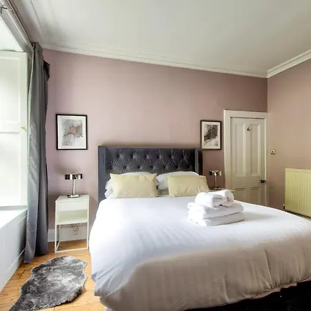 Bright And Airy 3 Bedroom Traditional In Stockbridge 爱丁堡