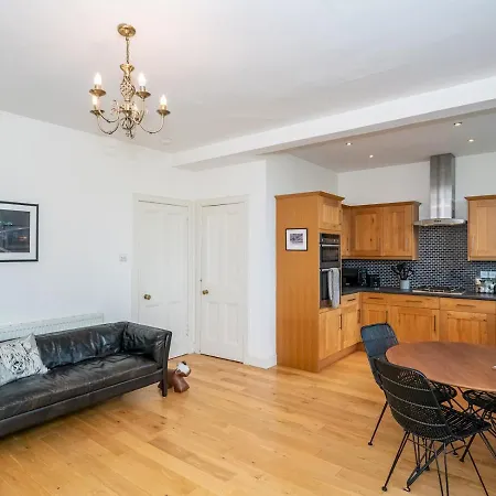 Pass The Keys Spacious 2beds Flat With Amazing Views Near The Meadows *