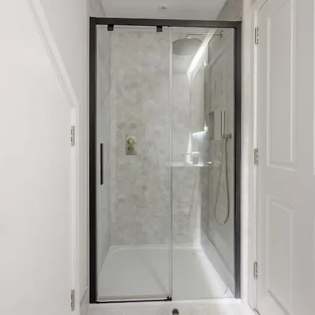 Immaculate Refurbished West End Apartment Edinburgh