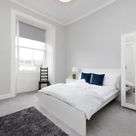 4-bed Flat By Princes Street Apartment *