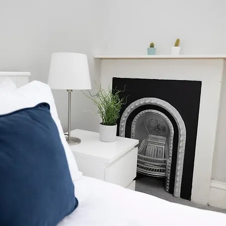 4-bed Flat By Princes Street Edinburgh