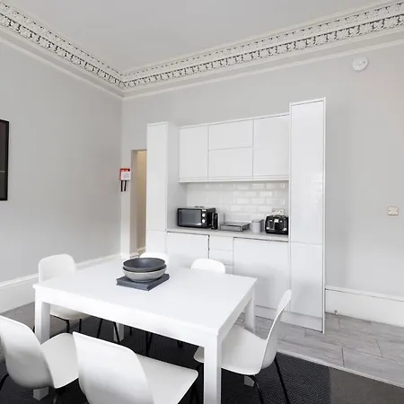 Апартаменты Central Edinburgh 4-Bed Flat By Princes Street