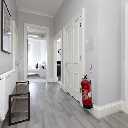 Central Edinburgh 4-Bed Flat By Princes Street