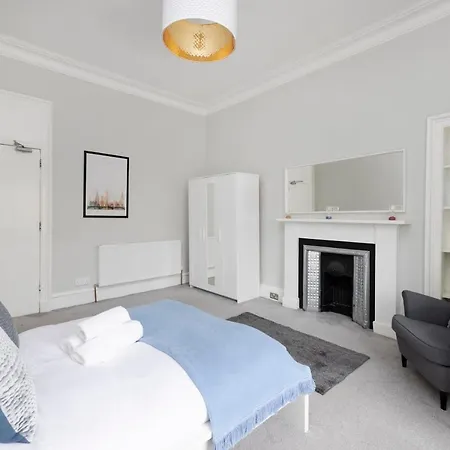 Apartment 4-bed Flat By Princes Street