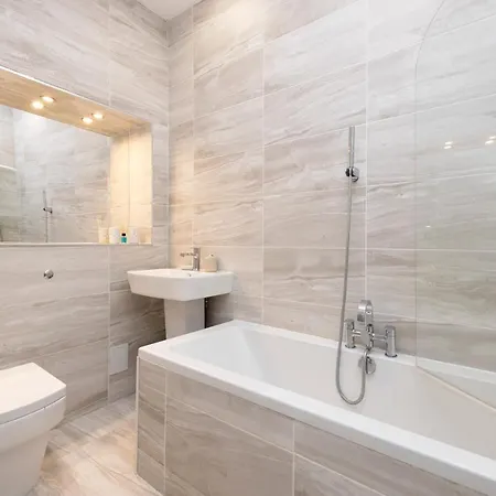 Central Edinburgh 4-Bed Flat By Princes Street