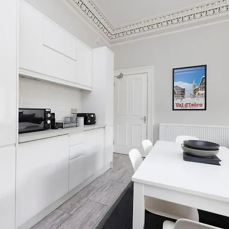 Joivy Splendid 4-bed Flat Near The Castle Apartmán Edinburgh