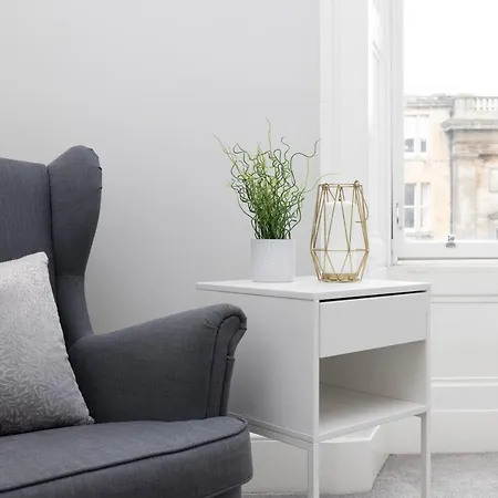 Central Edinburgh 4-Bed Flat By Princes Street *