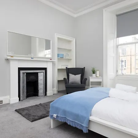 Apartment 4-bed Flat By Princes Street
