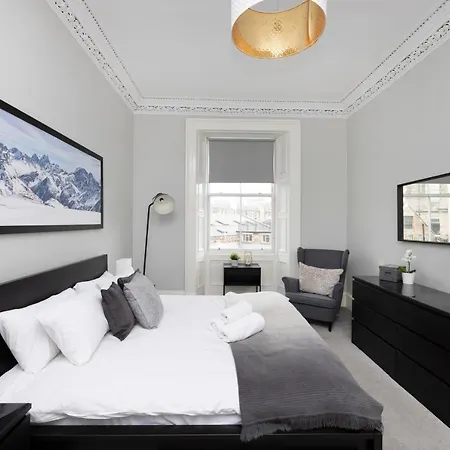 Apartment 4-bed Flat By Princes Street *