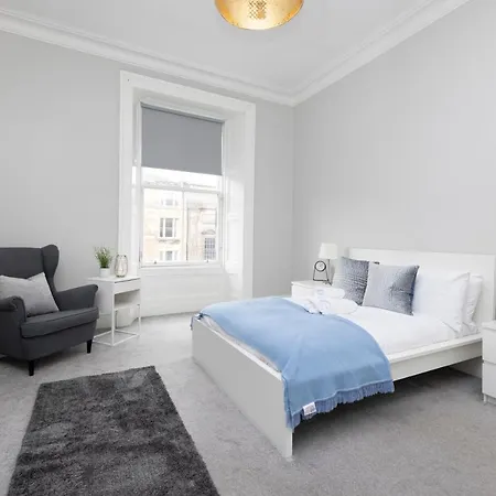 Joivy Splendid 4-bed Flat Near The Castle Edinburgh