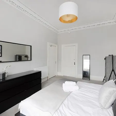 Central Edinburgh 4-Bed Flat By Princes Street Апартаменты *
