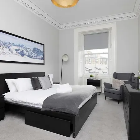 Apartment 4-bed Flat By Princes Street