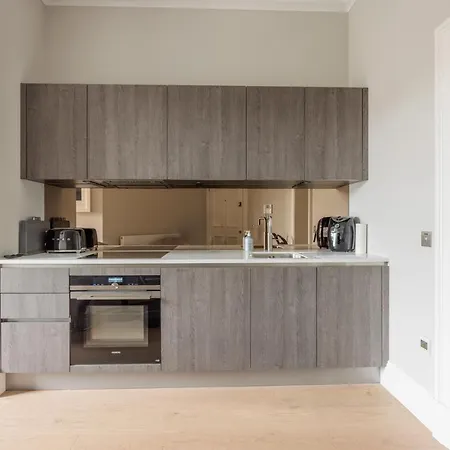 Immaculate Refurbished West End Apartment