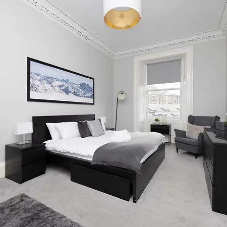 4-bed Flat By Princes Street Apartment *