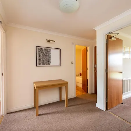 Spacious Royal Mile 2 Bed Apt With Private Parking Apartment