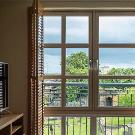 Spacious Royal Mile 2 Bed Apt With Private Parking * Edinburgh