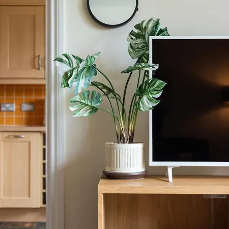 Spacious Royal Mile 2 Bed Apt With Private Parking