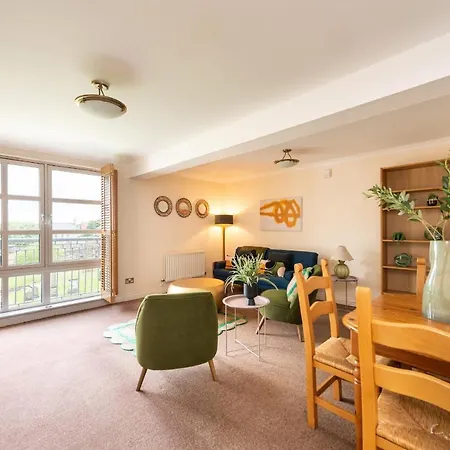 Spacious Royal Mile 2 Bed Apt With Private Parking