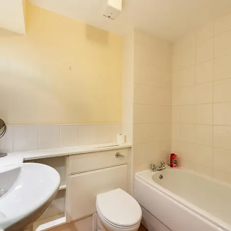 Spacious Royal Mile 2 Bed Apt With Private Parking *