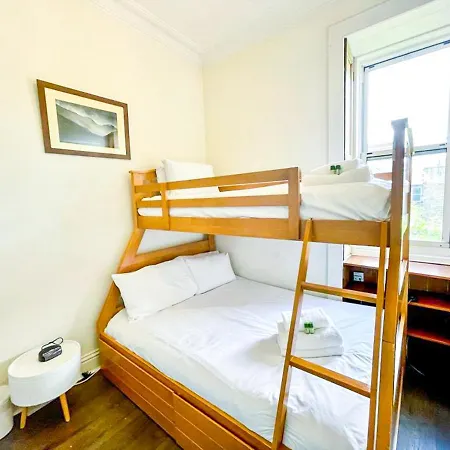 Open Plan 2 Bed Apt, Near Castle