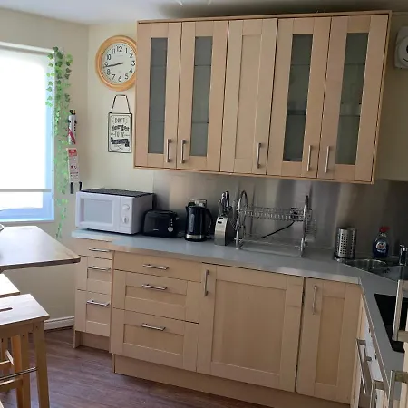 1 Bedroom Flat With Parking Space Apartment *